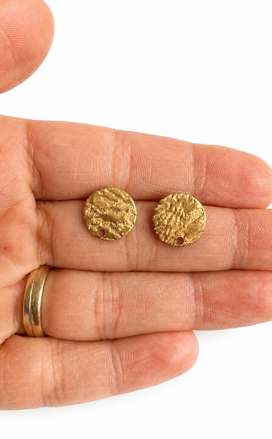 Osnova za uhan krog iz 304 nerjavečega jekla zlate barve. Premer 12 mm, debelina 1 mm, luknja 1,4 mm. 1 par za izdelavo uhanov.