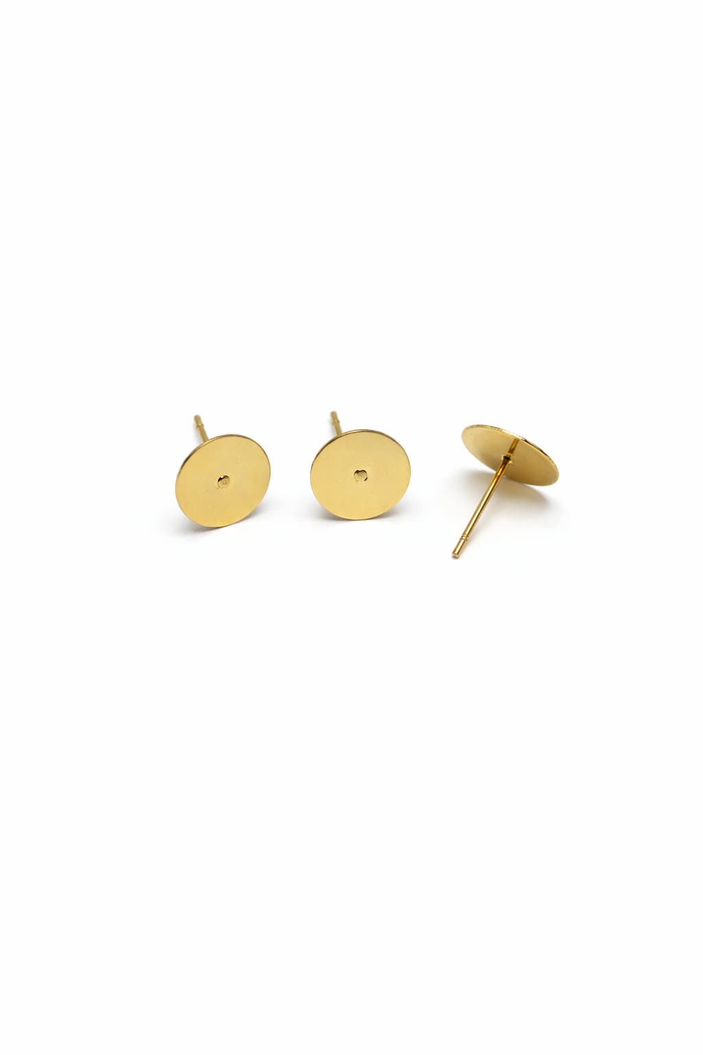 Osnova za uhane igla 10 mm iz 304 nerjavečega jekla, pozlačena z 24K zlatom. Ploščica meri 10 mm, igla 0,7 mm. Paket vsebuje 10 kosov.