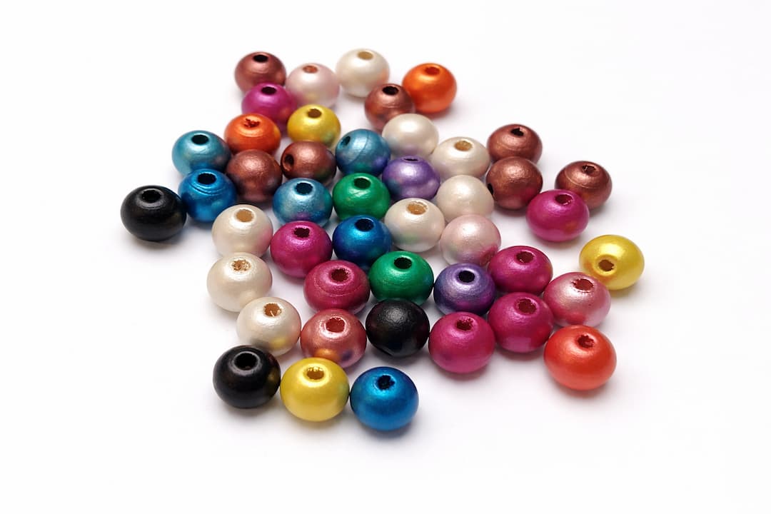 Lesene perle pisane 10 mm v različnem barvnem mixu. V kompletu je 5 perl različnih barv, velikosti 10 × 8,5 mm, z luknjo 3 mm.